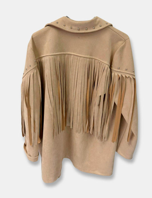 Espalda chaqueta antelina color camel con flecos y remaches para mujer de talla grande.