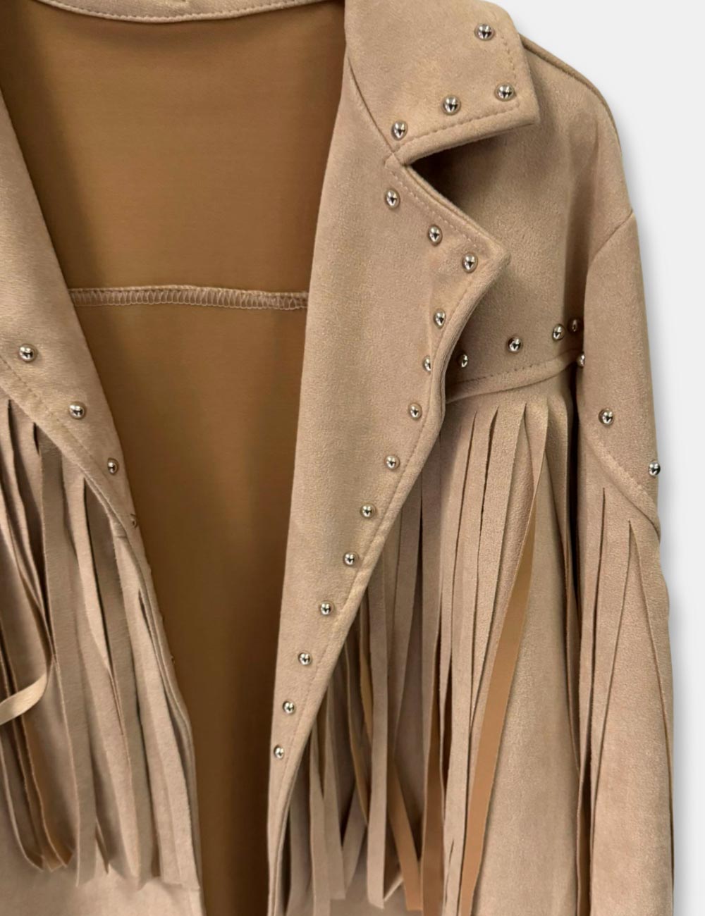 Detalle chaqueta antelina color camel con flecos y remaches para mujer de talla grande.