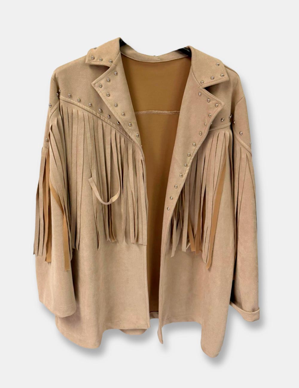 Chaqueta antelina color camel con flecos y remaches para mujer de talla grande.