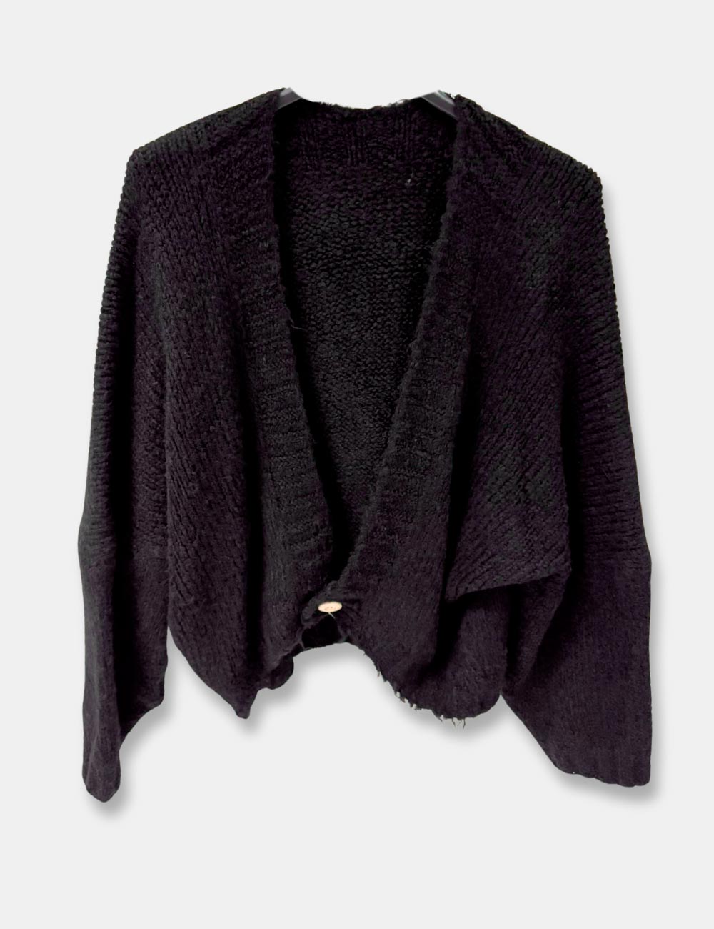 Chaqueta de punto color negro y cierre con botón para mujer de talla curvy.