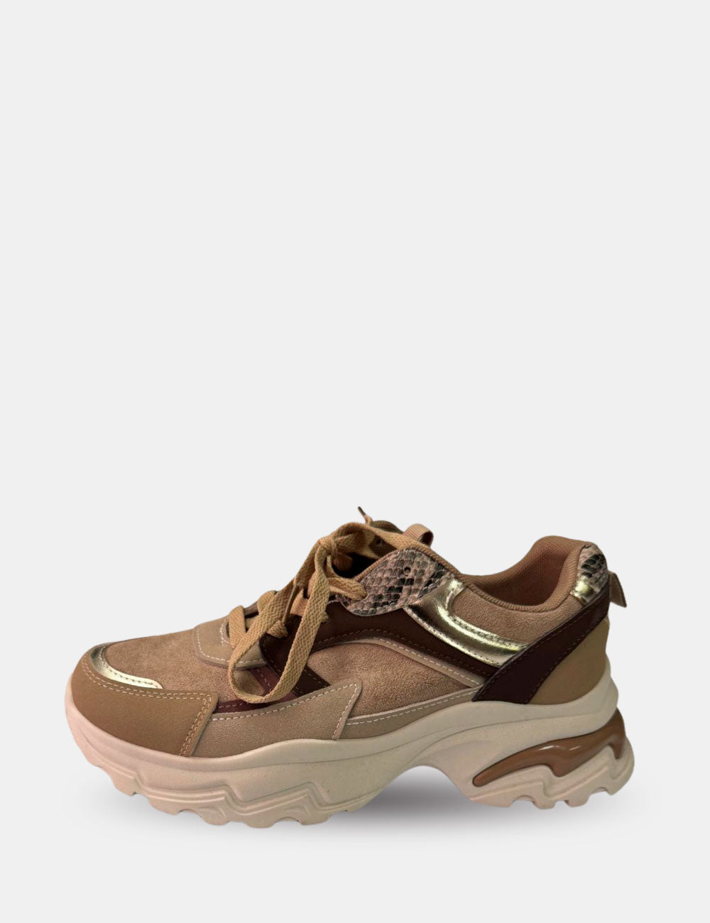 Deportivas de mujer, en colores camel, con detalles en polipiel de animal print, cierre con cordones y suela de goma antideslizante.