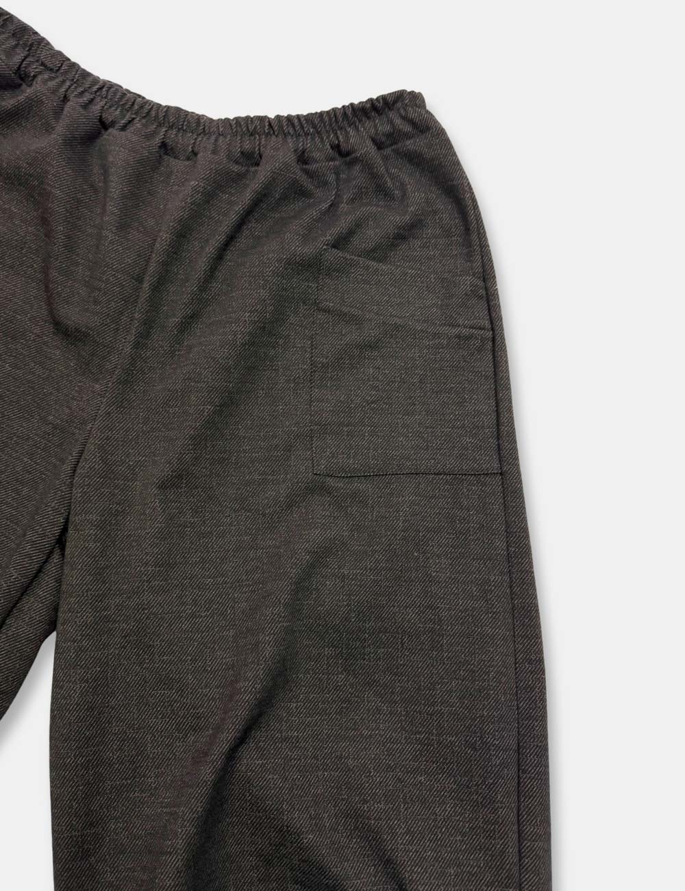 Detalle pantalones baggy pana color marrón oscuro con cintura elástica para mujer talla grande.