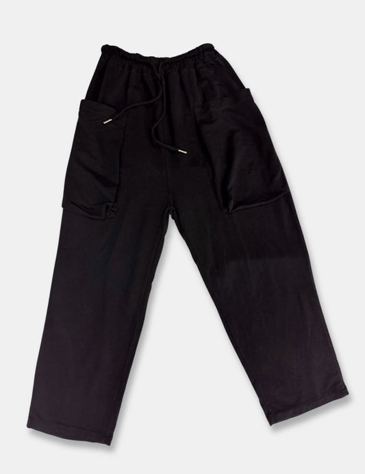 Pantalones baggy negros con bolsillos, cintura elástica y cordón de ajuste para mujer de talla curvy.