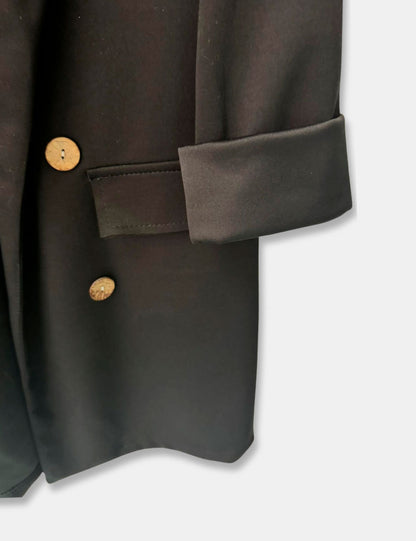 Detalle blazer color negro con doble fila de botones de madera, son estéticos. Para mujer de talla curvy.