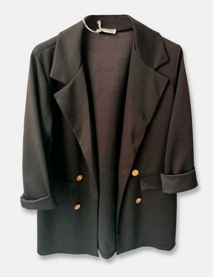 Blazer color negro con doble fila de botones de madera, son estéticos. Para mujer de talla curvy.