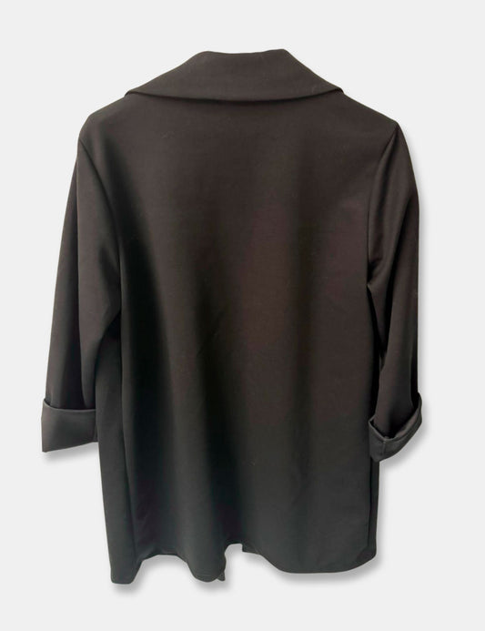 Blazer color negro con doble fila de botones de madera, son estéticos. Para mujer de talla curvy.