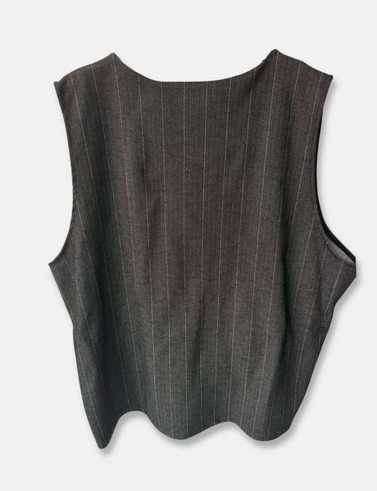 Chaleco gris marengo con raya diplomática. Bolsillos en la parte delantera. Cierre con botón. Talla curvy mujer.