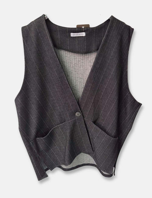 Chaleco gris marengo con raya diplomática. Bolsillos en la parte delantera. Cierre con botón. Talla curvy mujer.