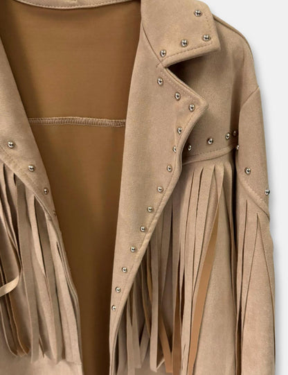 Detalle chaqueta antelina color camel con flecos y remaches para mujer de talla  grande.