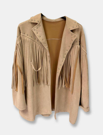 Chaqueta antelina color camel con flecos y remaches para mujer de talla  grande.
