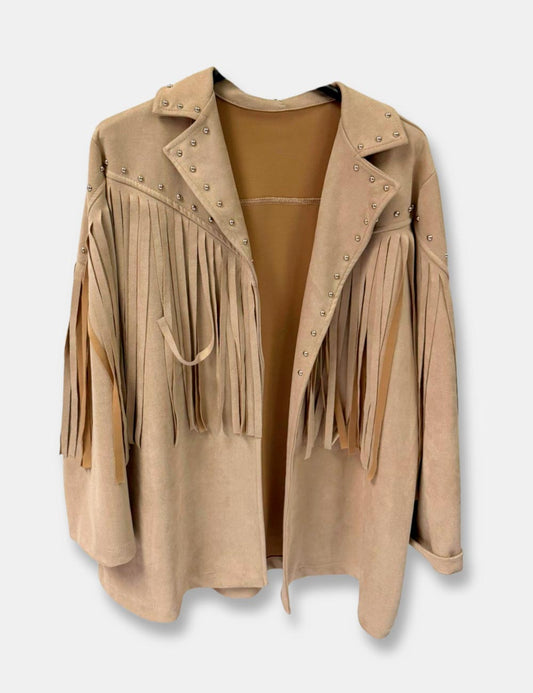 Chaqueta antelina color camel con flecos y remaches para mujer de talla  grande.