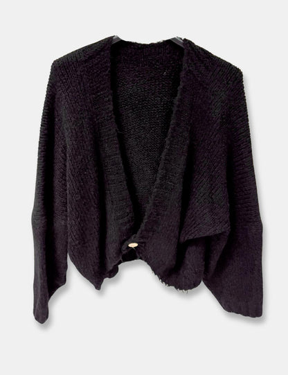 Chaqueta de punto color negro y cierre con botón para mujer de talla curvy.