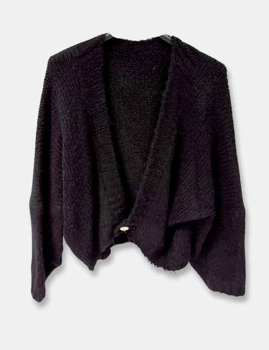 Chaqueta de punto color negro y cierre con botón para mujer de talla curvy.