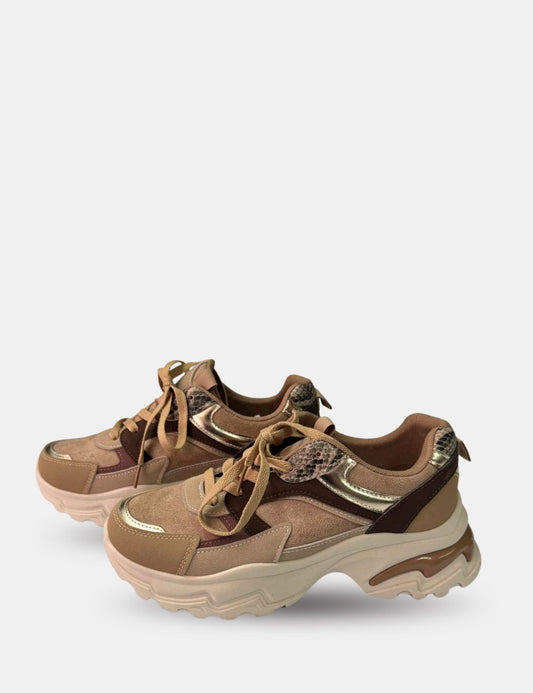 Vista deportivas de mujer, en colores camel, con detalles en polipiel de animal print, cierre con cordones y suela de goma antideslizante.