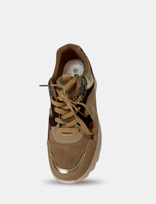 Frente de deportivas de mujer, en colores camel, con detalles en polipiel de animal print, cierre con cordones y suela de goma antideslizante.