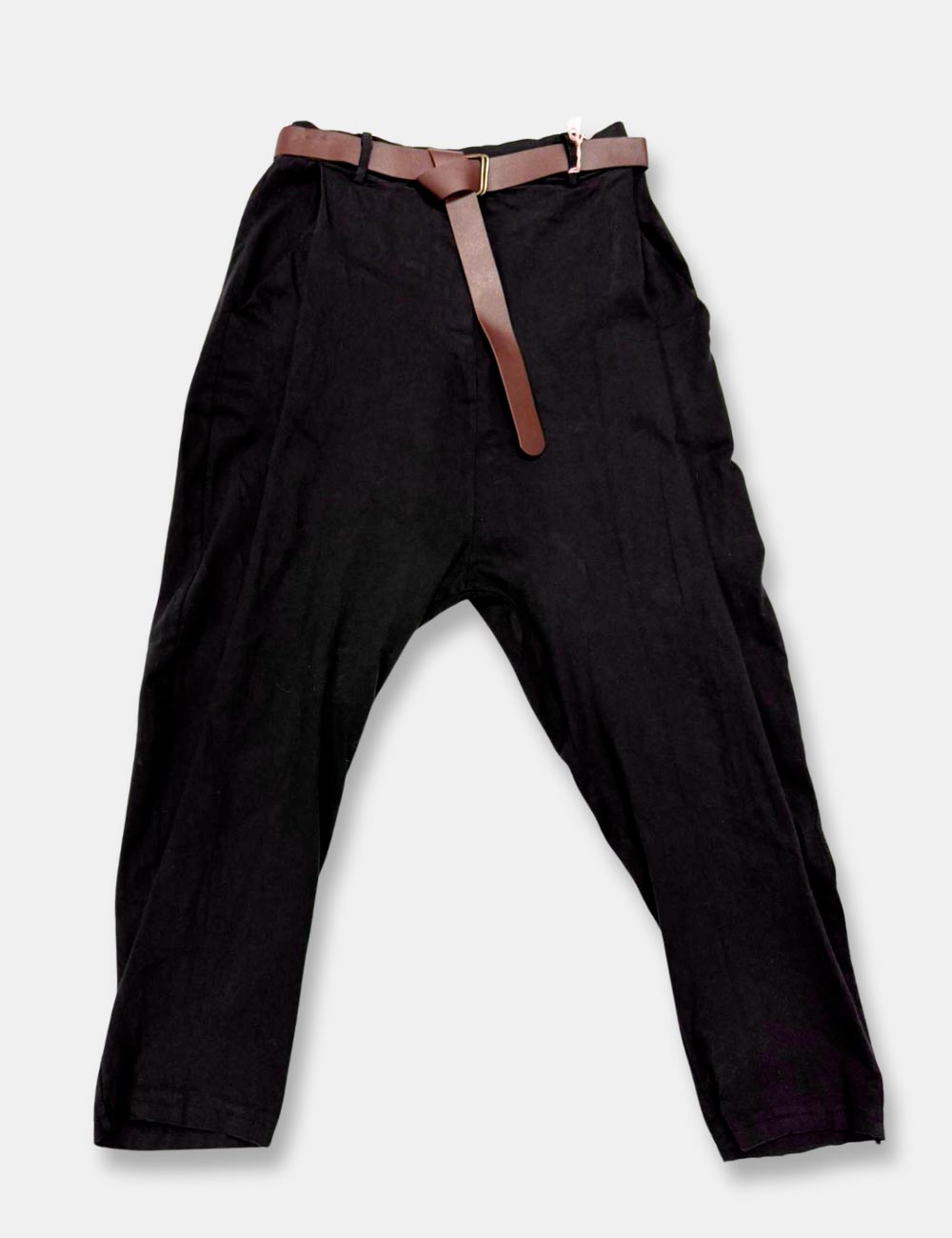 Pantalones baggy color negro con bolsillos y cinturón color cuero para mujer de talla curvy.