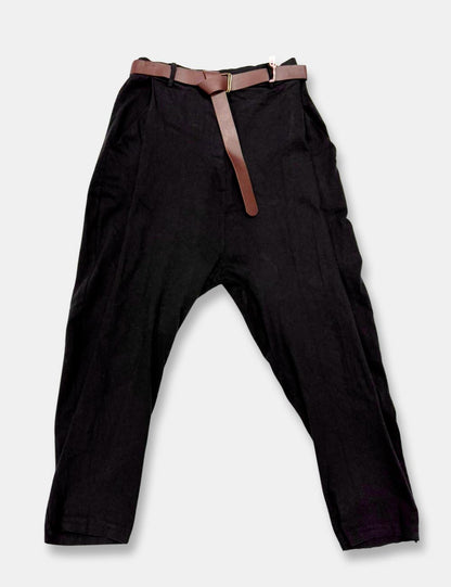 Pantalones baggy color negro con bolsillos y cinturón color cuero para mujer de talla curvy.