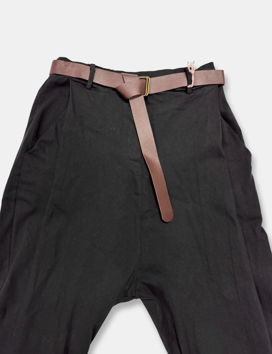 Detalle pantalones baggy color negro con bolsillos y cinturón color cuero para mujer de talla curvy.
