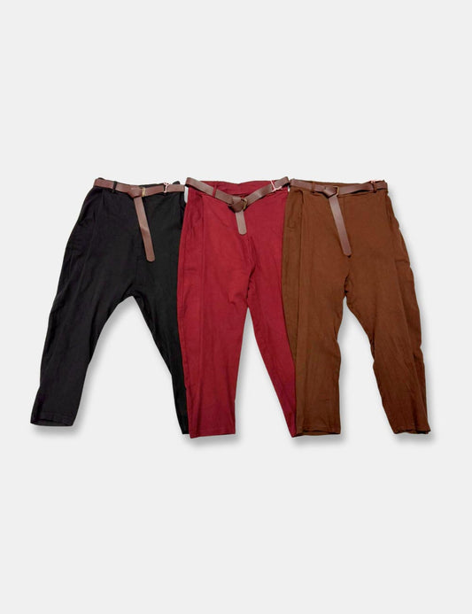 Pantalones baggy color negro, burdeos y marrón, con bolsillos y cinturón color cuero para mujer de talla curvy.