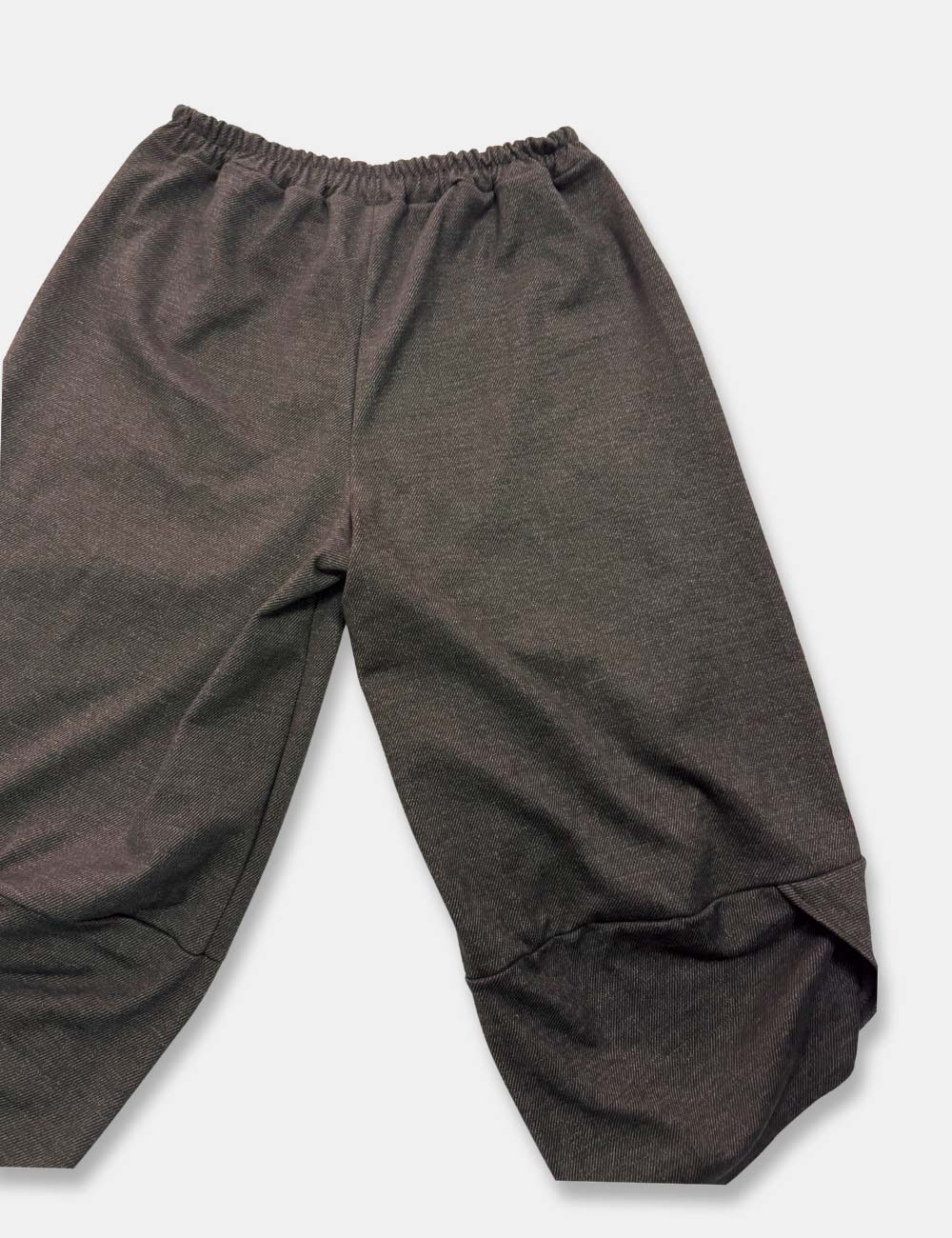 Pantalones baggy pana color marrón oscuro con cintura elástica para mujer talla grande.