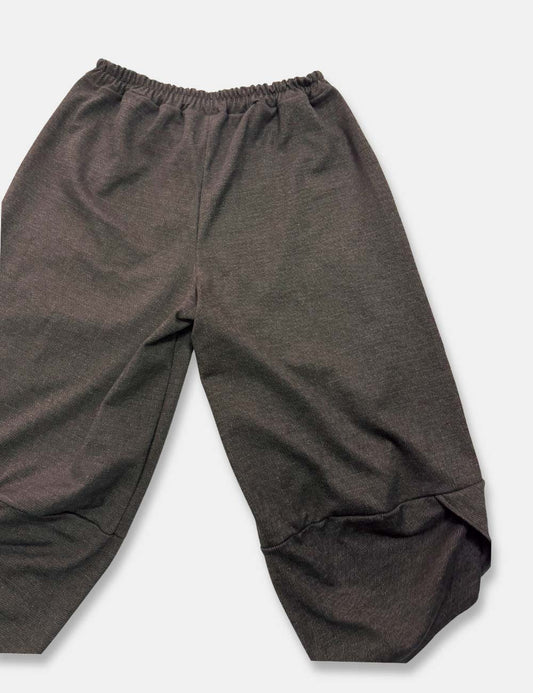 Pantalones baggy pana color marrón oscuro con cintura elástica para mujer talla grande.