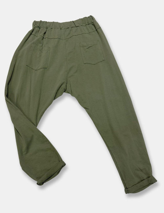Trasera pantalones baggy color verde caqui, con bolsillos en los costados y cordón de ajuste y cierre, para mujer de talla curvy.