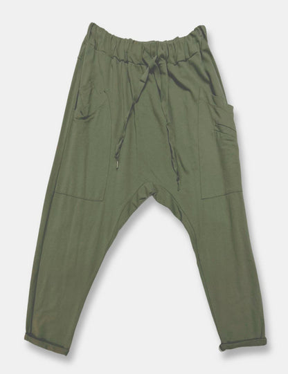 Pantalones baggy color verde caqui, con bolsillos en los costados y cordón de ajuste y cierre, para mujer de talla curvy.