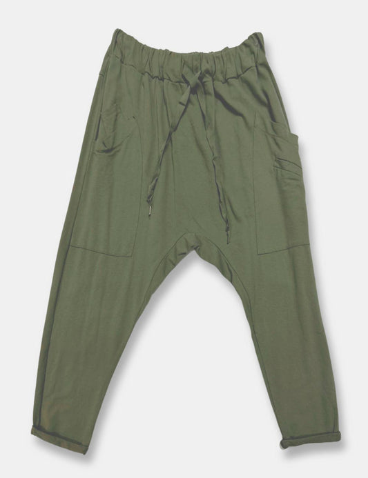 Pantalones baggy color verde caqui, con bolsillos en los costados y cordón de ajuste y cierre, para mujer de talla curvy.