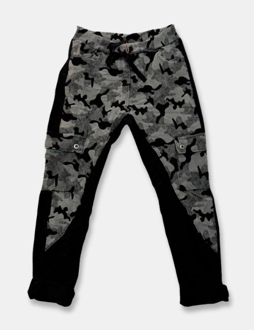 Pantalones baggy en colores negro y gris con estampado de camuflaje. Cierre con cordón ajustable y cintura elástica. Bolsillos.