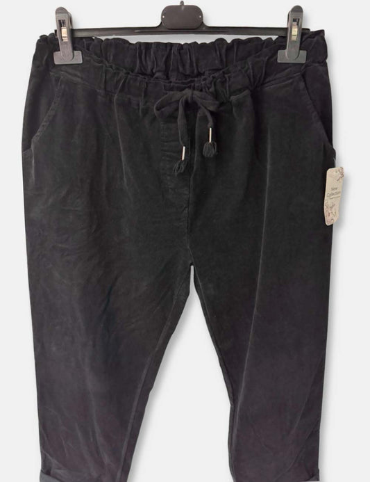 Pantalones de pana color negro, con cordón ajustable y bolsillos de talla curvy para mujer.