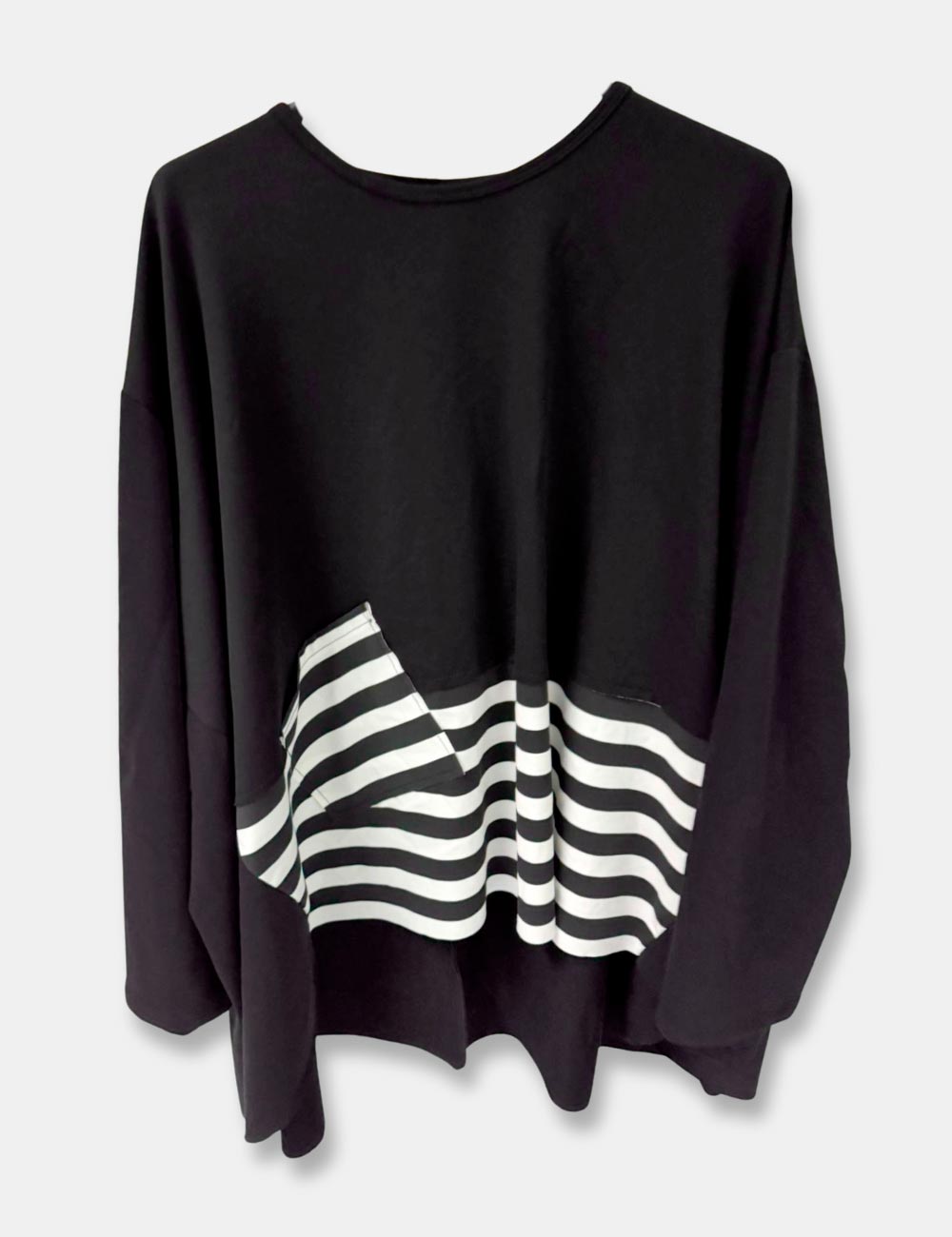 Sudadera color negro, con detalle de faldón y parche en rayas blancas y negra. Abertura lateral. Talla curvy.