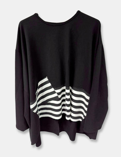 Sudadera color negro, con detalle de faldón y parche en rayas blancas y negra. Abertura lateral. Talla curvy.
