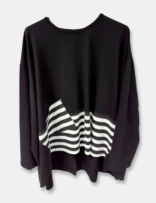 Sudadera color negro, con detalle de faldón y parche en rayas blancas y negra. Abertura lateral. Talla curvy.